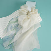 ربطة شعر حريرية أنيقة مع وشاح